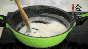 【月餅餡】3．把面粉放入干凈的炒鍋，小火加熱不斷翻炒，至呈微黃色熟透。在腌漬好的火腿丁中加熟面粉，拌勻后，加黃油拌勻揉搓成12個(gè)小球，放冰箱冷藏備用。