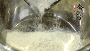 【油皮】1．將油皮材料放入料盆中，緩緩加100ml水，攪拌成雪花片狀。在案板上反復(fù)揉搓成有一定筋度的光潔面團(tuán)，搓成12個(gè)團(tuán)子。