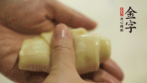 【包月餅】1．面劑兩頭向中間捏緊， 把光滑一面向下，按扁后搟成圓形面皮。餡料放在面皮中心，把餡料包緊，捏緊收口。