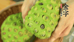 從蓮蓬中取出新鮮蓮子，剝?nèi)ネ鈿ず?，再小心剝?nèi)グ咨∧ぁ＃▌兊舭咨∧さ纳徸涌诟猩蠒?huì)更嫩，入口更顯清甜）