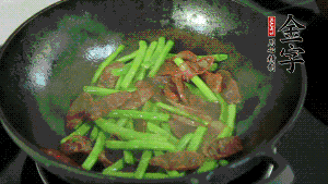 然后再加入鮮蓮子一起翻炒，至熟后加少許鹽調(diào)味就可以了。