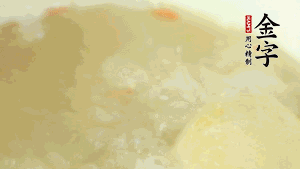 然后再放紅棗、枸杞，調(diào)和湯品味道，小火燉煮1小時。