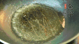 熱油起鍋，依次放入胡蘿卜粒、青椒粒、洋蔥粒煸炒均勻。