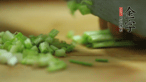 小蔥切成蔥花。
