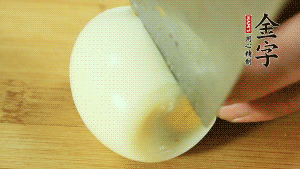 煮面條的同時(shí)把雞蛋煮好。