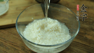 泰國香米洗凈浸泡15分鐘。