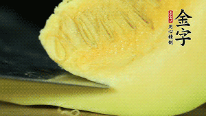 胡蘿卜切滾刀塊，小南瓜取一半去籽去皮切塊備用。