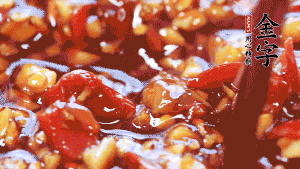 加入蒜末后攪拌均勻，讓每一種味道更加融合。(這個(gè)醬汁是不是看起來很誘人啊^_^)