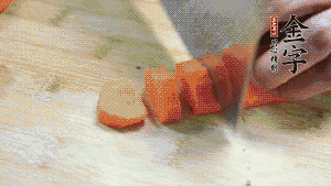 食材洗凈后，胡蘿卜切成塊，鮮香菇切成十字花刀備用。