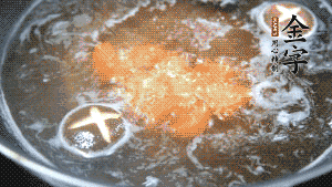 將烏冬面放入調好味的面湯中一起煮熟。（選擇烏冬面的原因，第一是因為菜鳥也能很好地做出成品，而不用擔心會糊鍋或者黏在一起；第二是因為白色的面條，在夏天看起來更有食欲。）