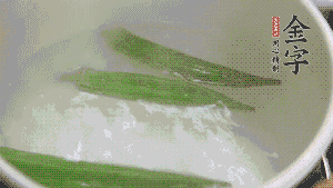 在煮面湯時，就可以做其他步驟了。比如把秋葵汆水，橫切成星星造型；雞蛋煮熟，切成兩半；黃瓜切成絲。