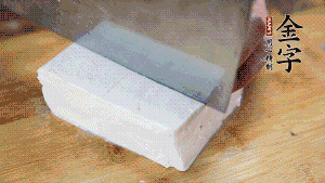 豆腐切成小塊，臘肉切成薄片，辣椒切成小圈。