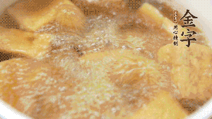 另起一個(gè)湯鍋，倒入適量清水，加入炸好的豆腐塊。待水沸騰后，加入臘肉，用生抽、料酒、火腿高湯調(diào)味。燉煮至臘肉熟透，加辣椒圈增加點(diǎn)辣味。（調(diào)料可以根據(jù)個(gè)人口味適當(dāng)調(diào)整，火腿高湯能夠讓湯汁更加層次豐富。）