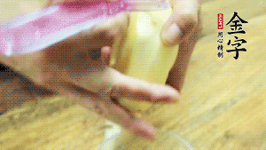 將食材洗凈，茄子、土豆切滾刀塊。