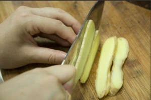 火腿切片，生姜切片。