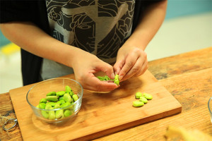 蠶豆剝除外殼，剩下嫩嫩的蠶豆。