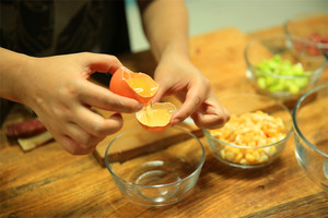 雞蛋蛋白和蛋黃分開，把蛋黃打散。