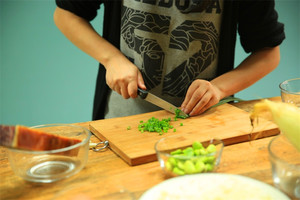 當(dāng)然，如果你愛(ài)吃蔥，可以切點(diǎn)蔥花加入。