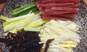黑木耳泡發(fā)，黑木耳、韭黃、雷筍、青椒切成絲。