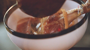 筍干提前冷水浸泡3小時，浸泡后將筍干撕成條狀。