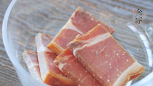 金字火腿切片溫水浸泡5分鐘。