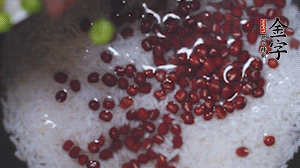 將炒好的食材和大米、紅豆一起放進電飯鍋煮。