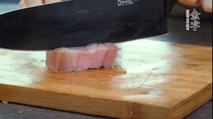 【餡料】1.金字淡咸肉加姜片料酒焯水，春筍焯水后切成小丁。