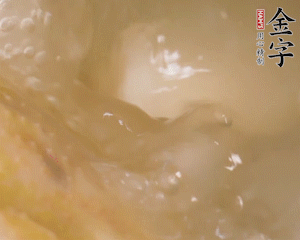 沸騰后撈出蔥結，小火燉45分鐘，加山藥再燉15分鐘。