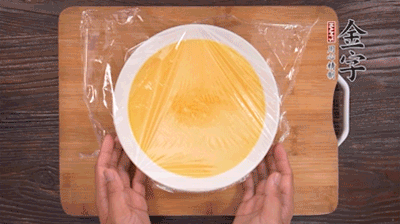 去除雞蛋液浮沫后，沸水上鍋蒸6分鐘。