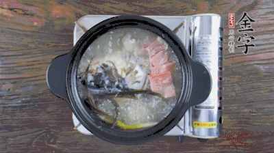 放豆腐、海鮮菇繼續(xù)中小火煮5分鐘。