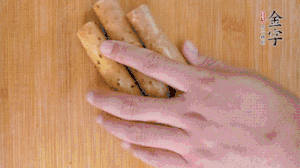 山藥去皮切斜刀塊，毛豆去外殼去膜，姜切片。