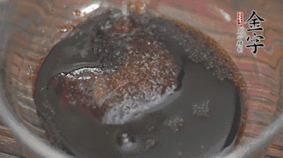 調(diào)配醬汁：耗油、生抽、老抽、糖、鹽、清水?dāng)嚢杈鶆颉?>
					</div>
					<span>步驟 3/5</span>
					<p>調(diào)配醬汁：耗油、生抽、老抽、糖、鹽、清水?dāng)嚢杈鶆颉?/p>
				</li><li>
					<div   id=