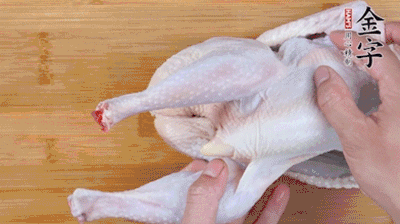 菌菇分別冷水泡發(fā)。雞處理干凈后剁成小塊，放水中浸泡半小時(shí)去血水。