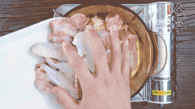 加料酒、蔥姜焯水2分鐘，清洗備用。