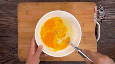 雞蛋加鹽、料酒打散后，加1.5倍溫水?dāng)嚢杈鶆颉?>
					</div>
					<span>步驟 2/5</span>
					<p>雞蛋加鹽、料酒打散后，加1.5倍溫水?dāng)嚢杈鶆颉?/p>
				</li><li>
					<div   id=