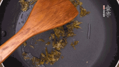 鍋中3成油溫時(shí)，下雪菜、辣椒圈翻炒40秒。