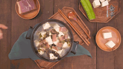 出鍋前撒蔥花。