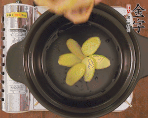 準備土砂鍋，放姜片、鴿子、火腿片、蔥結、料酒，加沒過食材多些的清水，中小火燉煮。