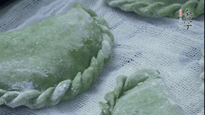 【制作】2.蒸架上墊浸濕的屜布，再放上清明果，大火蒸10~15分鐘，完成，出鍋啦！