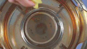 金字淡咸肉加姜片、料酒，冷水入鍋焯水。