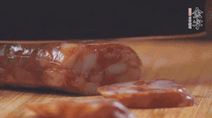 金字麻辣香腸切片，小青菜焯熟備用。