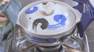 每隔30s將鍋傾斜一側(cè)。（受熱更均勻，鍋巴更噴香）