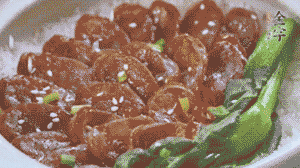 燜好后放入小青菜，均勻淋上醬汁，撒上蔥花或芝麻即可。