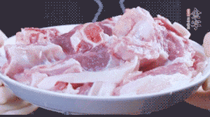 新鮮羊肉冷水入鍋，加姜片、清水焯水，除去血沫。