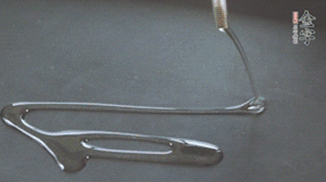 鍋中加少許油，爆香蔥姜蒜、香料 ，喜歡麻的也可以加點(diǎn)花椒！接著放入郫縣豆瓣醬煸炒出紅油。