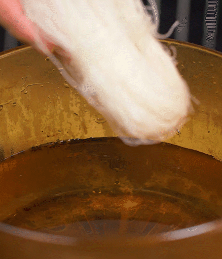 青番茄切片、金字臘肉切薄片、小米辣線椒切圈。