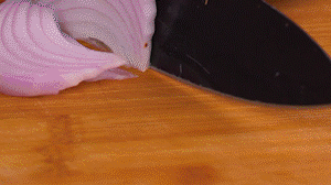 鍋中少許油，熱油倒入香腸煸炒出油，倒入南瓜塊、洋蔥翻炒片刻。