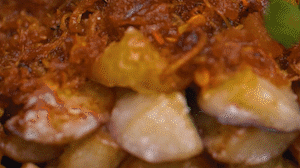 把茄子一條一條的擺好放在盤(pán)子上，上鍋蒸制3到4分鐘，出鍋后撒上蔥花。