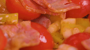 接著放入土豆和洋蔥，翻炒兩分鐘斷生。