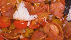 將米飯倒入鍋中搗散，同其他食材混合拌炒均勻關(guān)火。